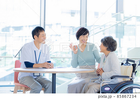 介護　親子に説明をする施設職員　撮影協力「LINK FOREST] 85867234