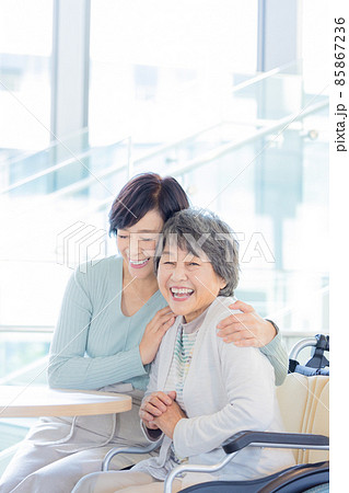 介護　親子に説明をする施設職員　撮影協力「LINK FOREST] 85867236