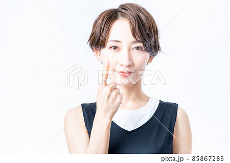 女性　顔　指差し　コンタクトレンズ 85867283