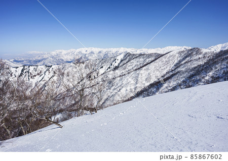 冬山風景 越後東谷山から佐武流山、白砂山 冬山風景 越後東谷山から佐武流山、白砂山 85867602