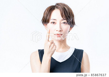 女性　顔　指差し　コンタクトレンズ 85867637