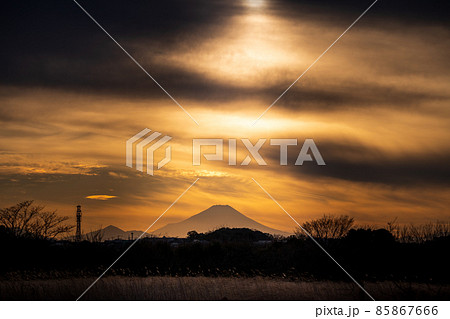 「埼玉県」さいたま市・見沼田んぼから望む夕景の富士山 「埼玉県」さいたま市・見沼田んぼから望む夕景の富士山 85867666