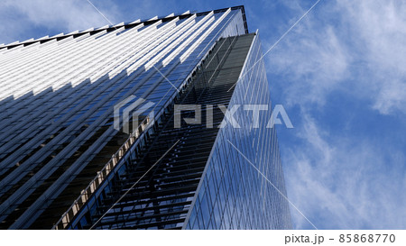 青空と雲と高層ビル 85868770