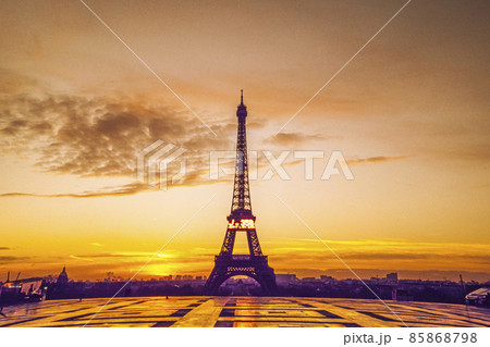 朝焼けのエッフェル塔 85868798