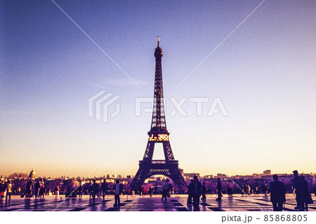 西陽を受けるエッフェル塔 85868805