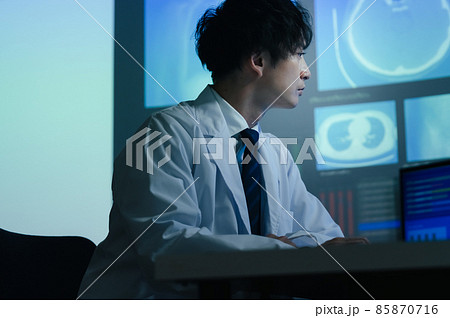 画像を見て診断する医師 画像を見て診断する医師 85870716