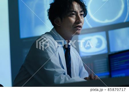 画像を見て診断する医師 画像を見て診断する医師 85870717