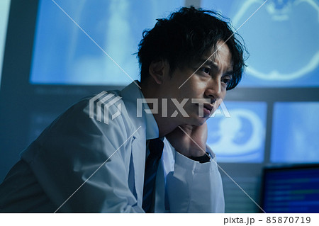 画像を見て診断する医師 85870719