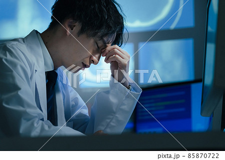 画像を見て診断する医師 画像を見て診断する医師 85870722