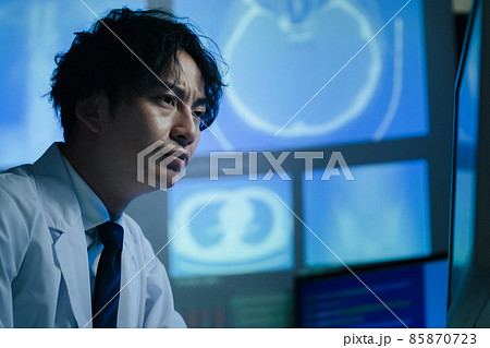 画像を見て診断する医師 85870723