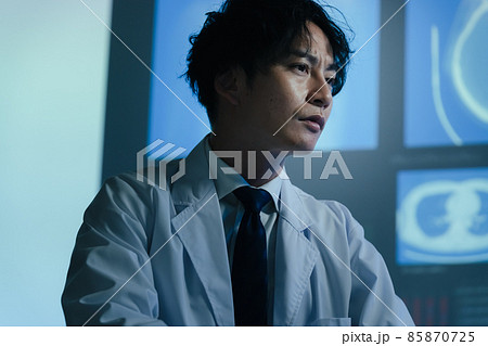 画像を見て診断する医師 85870725