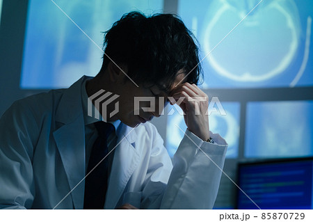 画像を見て診断する医師 85870729