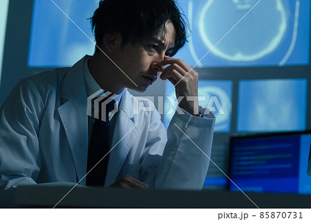 画像を見て診断する医師 85870731