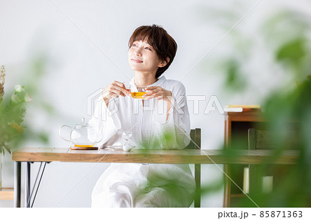 女性　ティータイム  85871363