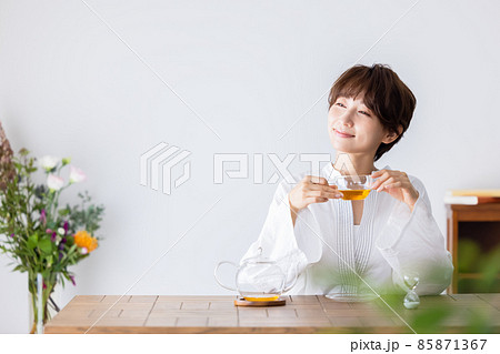 女性　ティータイム  85871367