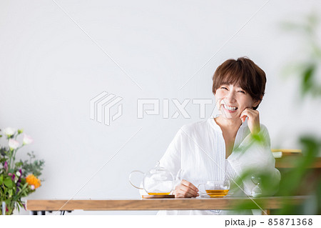 女性　ティータイム  85871368