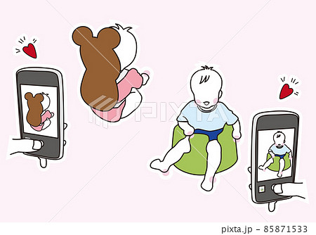 かわいい赤ちゃんのイラスト　お座りしてる赤ちゃんを撮るママとパパ　カラフル、白フチ 85871533