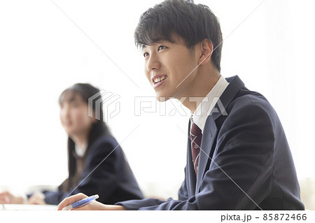 授業を受ける高校生 授業を受ける高校生 85872466