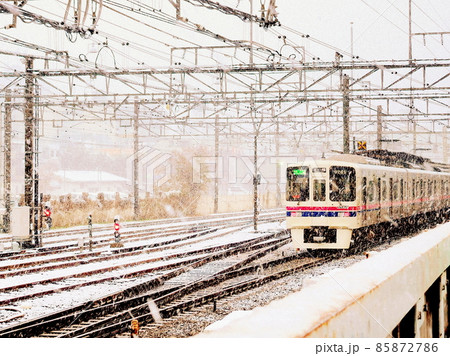 雪　電車　線路　架線　駅 85872786