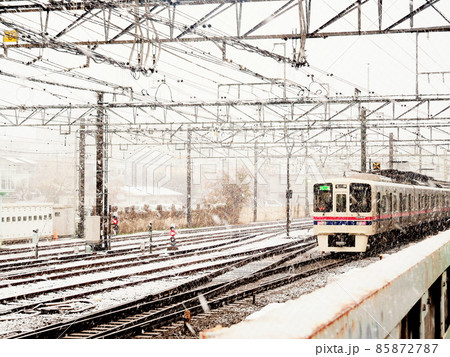 雪　電車　線路　架線　駅 85872787