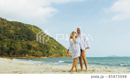 Loving couple in white dress, sunglasses, relax in hugging and k 85873098