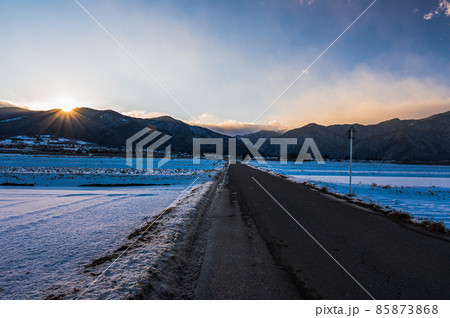 夕暮れの雪が残る田園風景 夕暮れの雪が残る田園風景 85873868