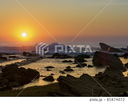 台湾・台東 小野柳の海に昇る朝日 / Xiaoyeliu, Taitung, Taiwan 85874072