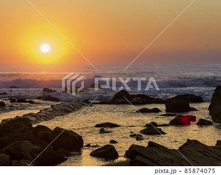 台湾・台東 小野柳の海に昇る朝日 / Xiaoyeliu, Taitung, Taiwan 85874075