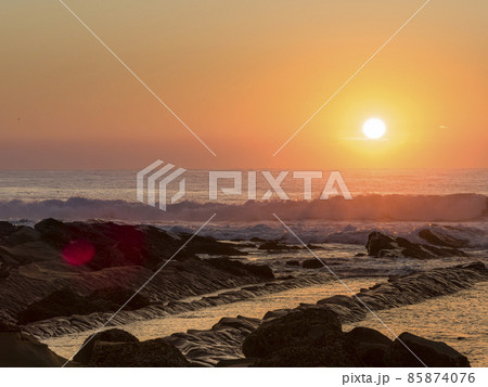 台湾・台東 小野柳の海に昇る朝日 / Xiaoyeliu, Taitung, Taiwan 85874076