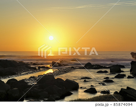 台湾・台東 小野柳の海に昇る朝日 / Xiaoyeliu, Taitung, Taiwan 85874094