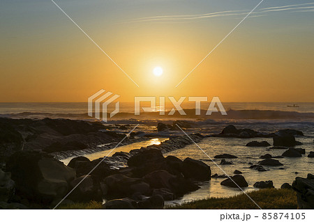 台湾・台東 小野柳の海に昇る朝日 / Xiaoyeliu, Taitung, Taiwan 台湾・台東 小野柳の海に昇る朝日 / Xiaoyeliu, Taitung, Taiwan 85874105