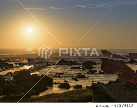 台湾・台東 小野柳の海に昇る朝日 / Xiaoyeliu, Taitung, Taiwan 85874114