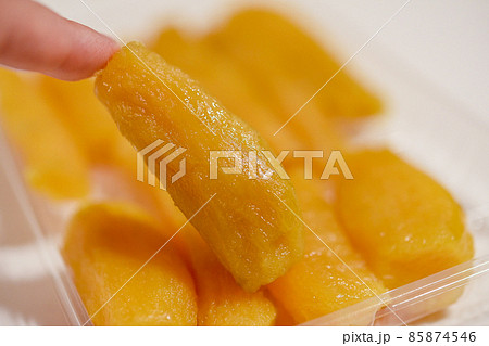 透明のトレイに並んだ丸干しの干し芋 85874546