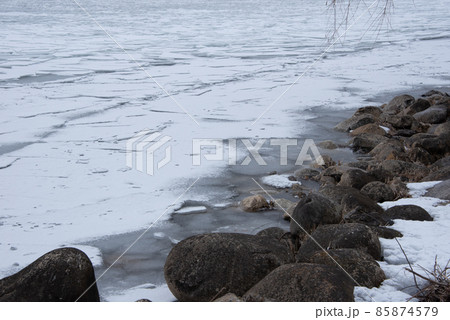 凍った湖と雪景色 85874579