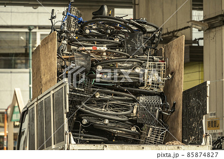 放置自転車の撤去をするトラック 放置自転車の撤去をするトラック 85874827