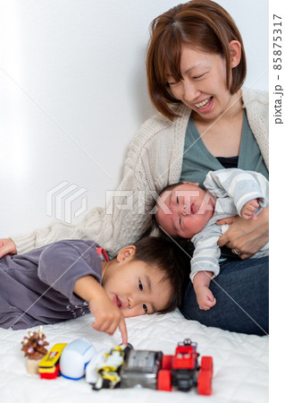 家族写真　育児 85875317