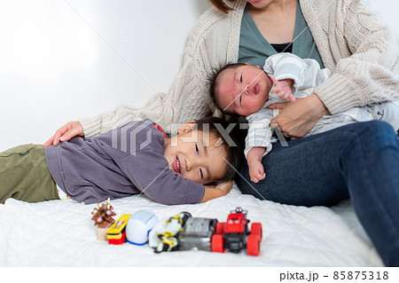家族写真　育児 85875318