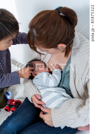 家族写真　育児 85875322
