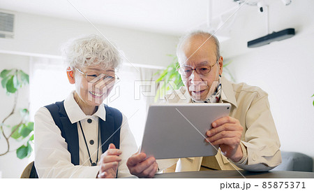 タブレットPCを見るシニア夫婦 85875371