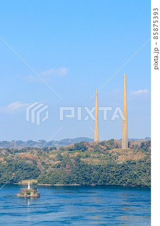 西海橋から見た冬の弁天島(市杵島神社)と針尾送信所 長崎県 西海橋から見た冬の弁天島(市杵島神社)と針尾送信所 長崎県 85875393