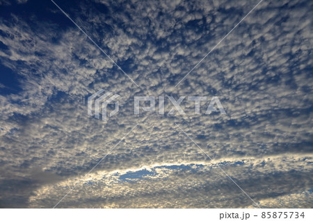 朝日と鱗雲 85875734