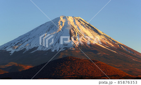 夕暮れの紅富士・精進湖から眺める絶景 夕暮れの紅富士・精進湖から眺める絶景 85876353
