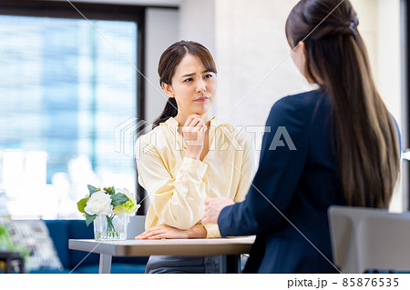 悩みを相談する若い女性 悩みを相談する若い女性 85876535