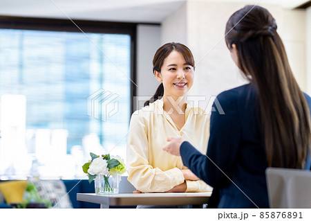 相談する若い女性 相談する若い女性 85876891