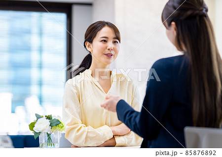 相談する若い女性 相談する若い女性 85876892