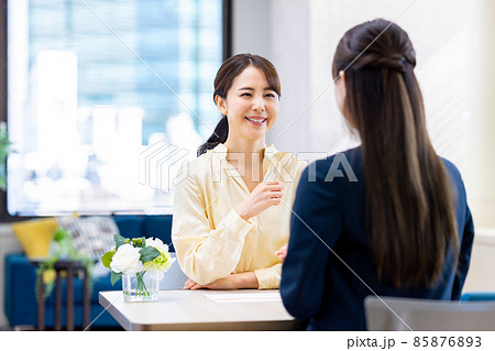 相談する若い女性 相談する若い女性 85876893