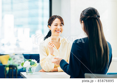 相談する若い女性 相談する若い女性 85876895