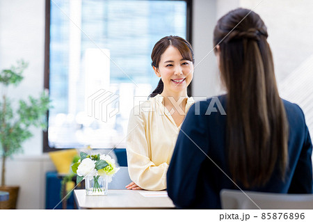 相談する若い女性 相談する若い女性 85876896