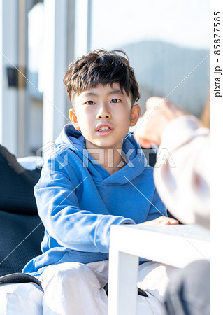 子供 男の子 休憩 85877585