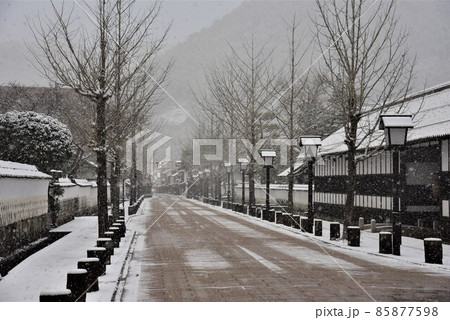 小京都　津和野　殿町通りの雪景色 85877598